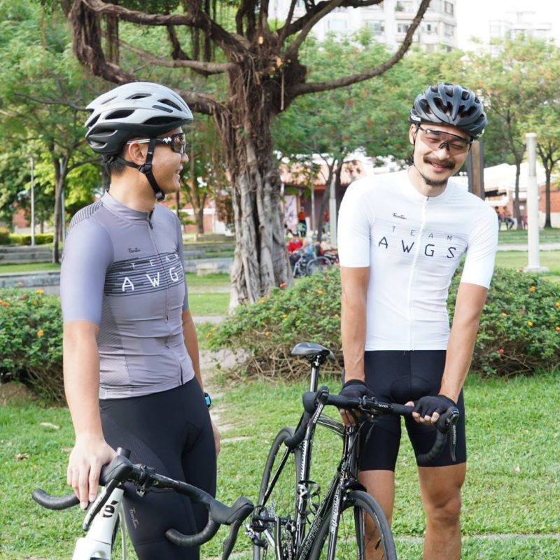 【小宇單車】TEAM AWGS 車隊版車衣 Frontier競賽版型 快速排汗 修身 灰色肥宅版：圖片 7